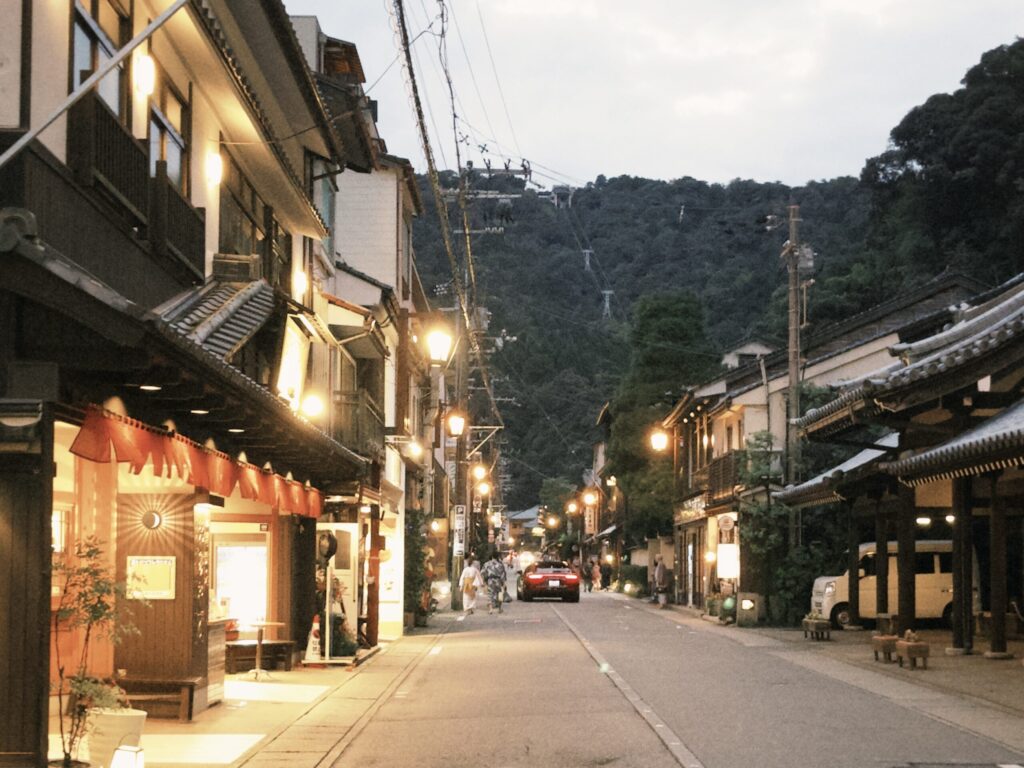 傍晚點燈的城崎溫泉街